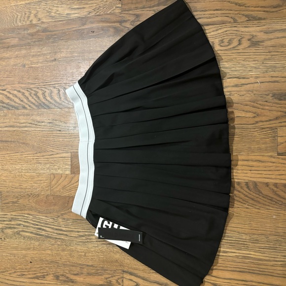 Gold Hinge Black Pleated Athletic Skirt - Picture 4 of 6